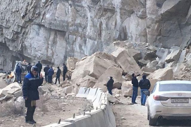 Какая сила вызывает образование камнепадов в горах. Причины появления обвалов. Сообщение туристические походы на равнинной и горной местности. Образование камнепадов в горах вызывает. Обвал в горах дагестана.